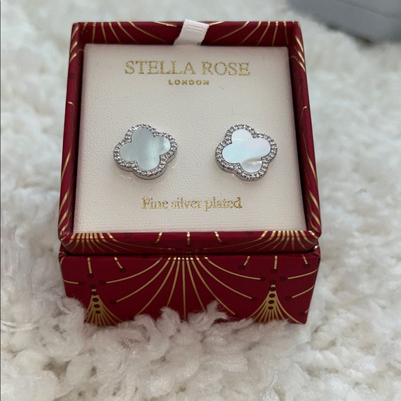 Silver and White Clover Earrings - Picture 4 of 5